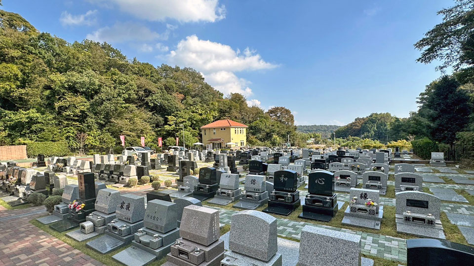 園内手前南側の墓域風景